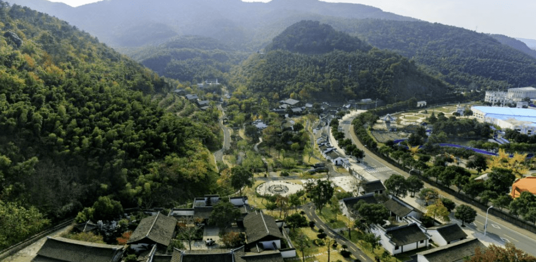 达蓬山原名香山,位于宁波市慈溪东南部,横跨龙山镇,达蓬山重峦叠嶂