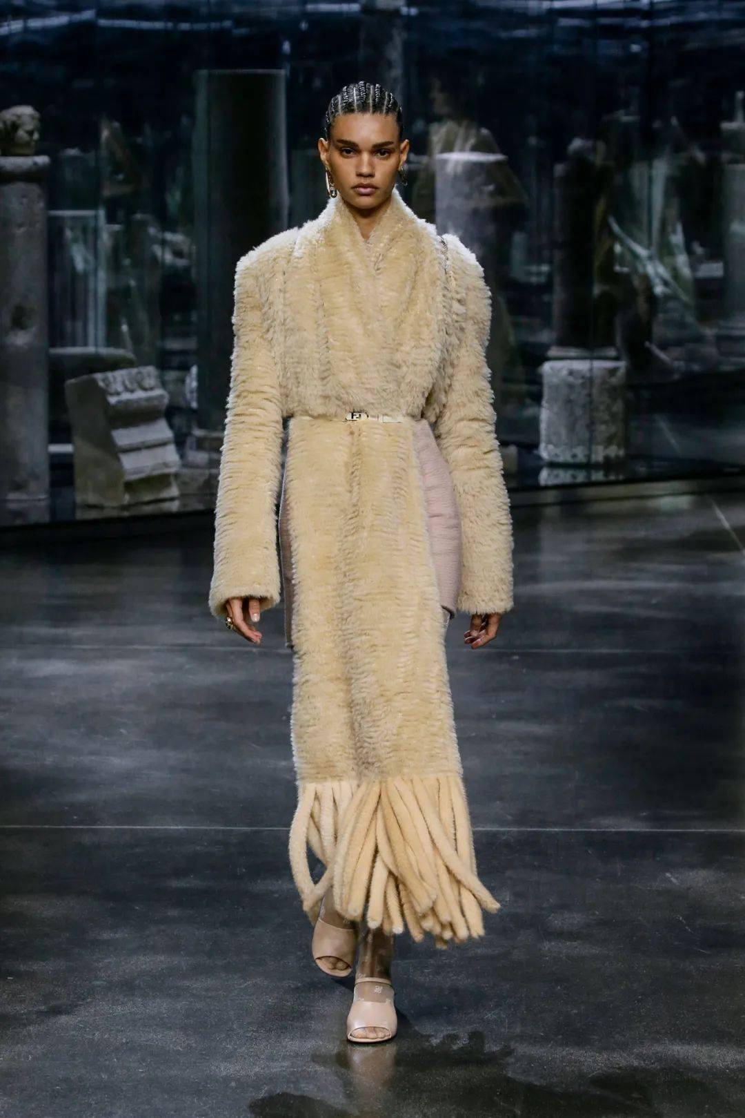 拥抱皮草的阳光:fendi2021秋冬成衣发布