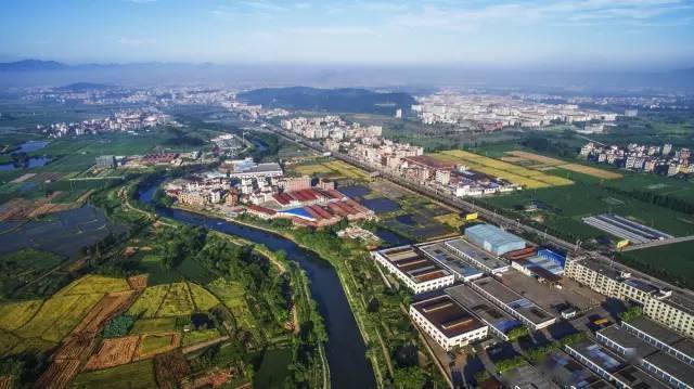 芝英镇位于永康市中部,背枕五峰,面临华溪碧水,历称"灵源福地.