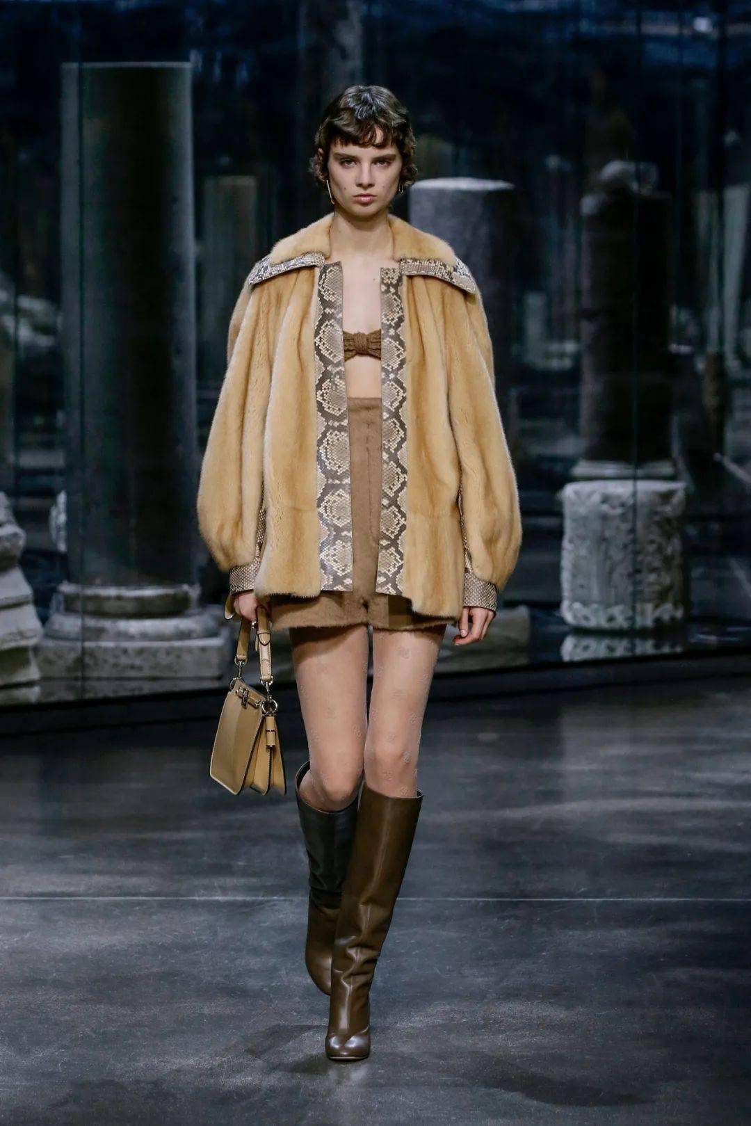 拥抱皮草的阳光:fendi2021秋冬成衣发布