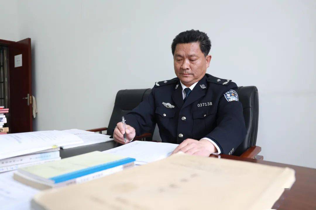 脱贫攻坚看标杆车谷民警曹国彪驻村的这五年