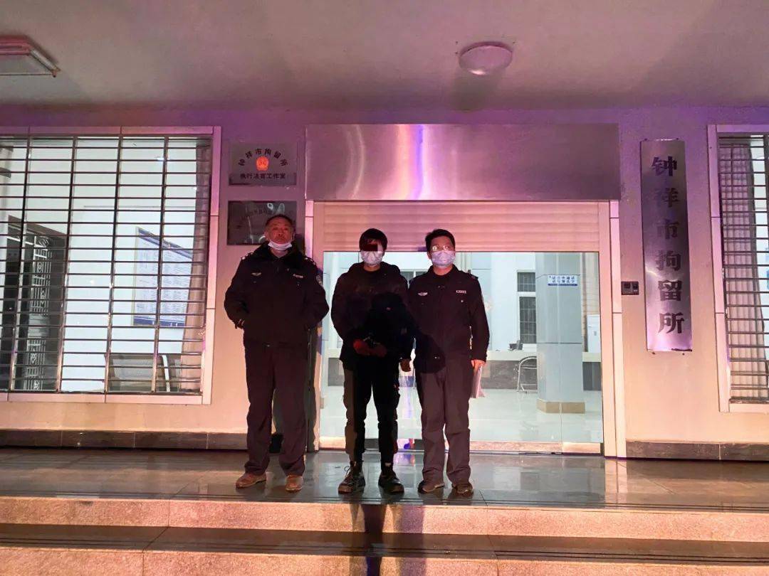 2月25日,子陵派出所快速出击,抓获一名在公厕偷拍他人隐私的违法人员.