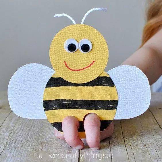 卡纸蜜蜂 硬卡纸做成的小蜜蜂,和孩子一起讲述小蜜蜂采蜜忙的故事.