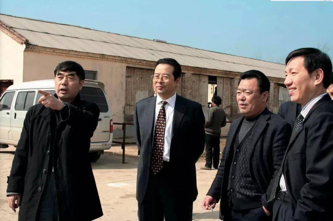 张清海(右二)张清海对公司的管理事无巨细,有人曾在科迪的卫生间,看到