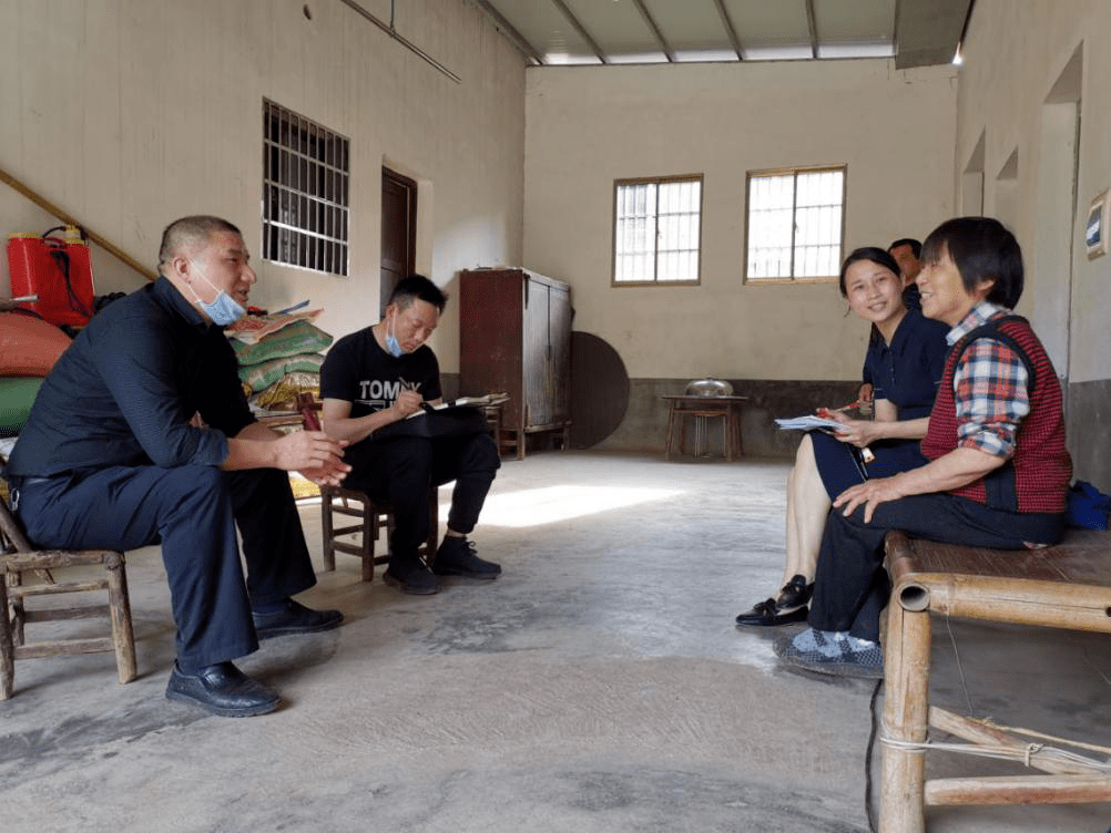 雨花区纪委监委工作人员在脱贫攻坚入村督查时与村民面对面交流.