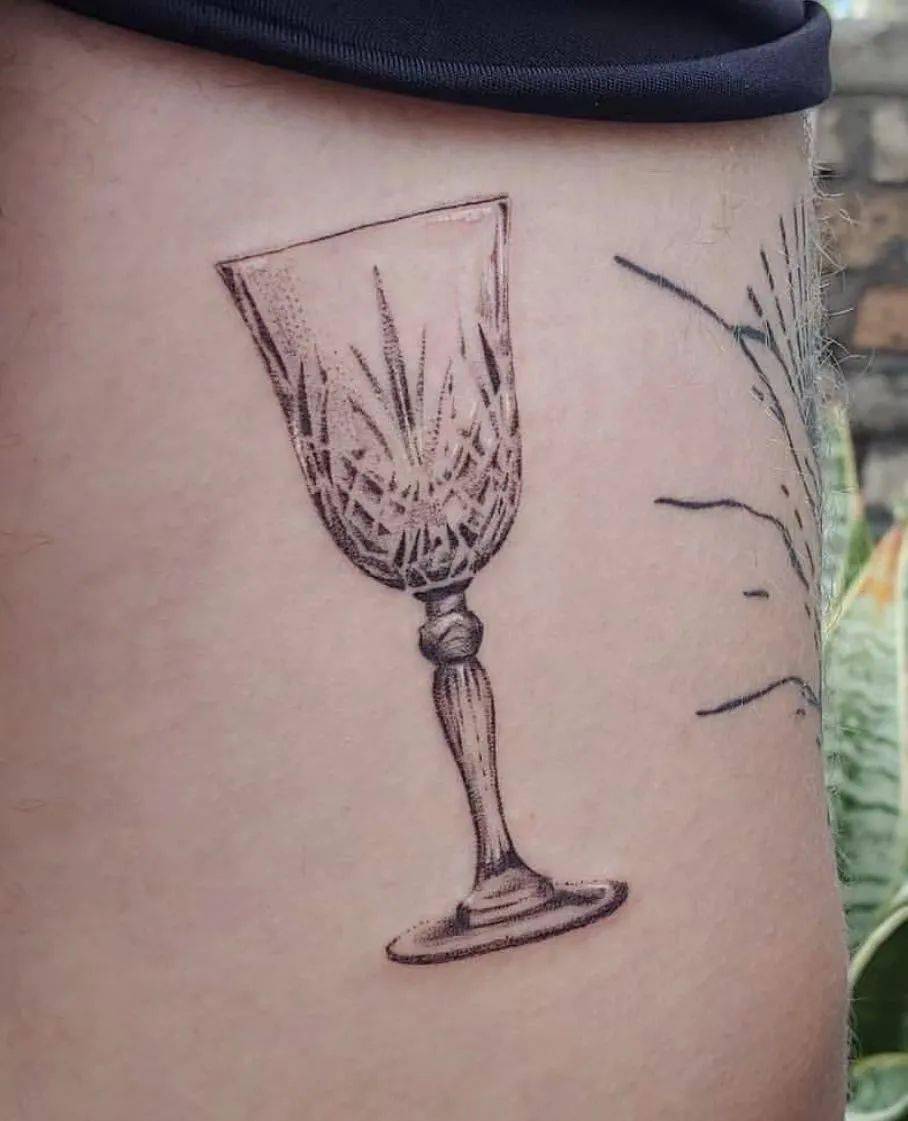 盛满酸甜苦辣的酒杯纹身