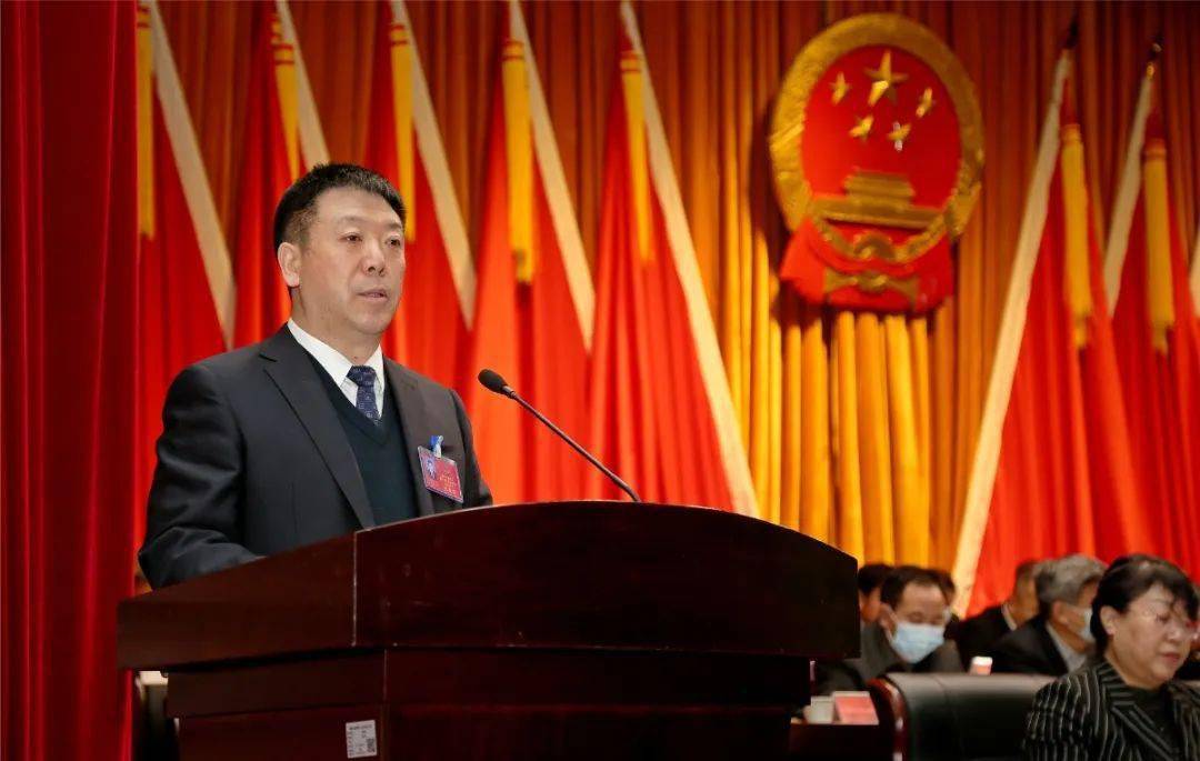 区委副书记,区长李忠宏代表榆阳区人民政府向大会作政府工作报告.