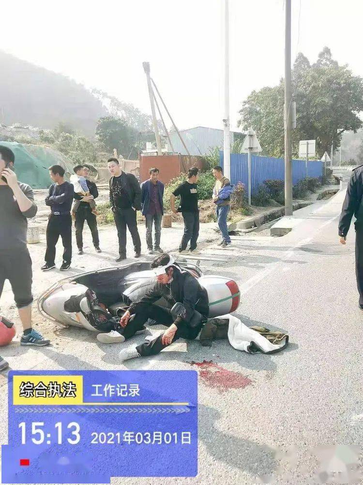 福清头条突发福清发生一起车祸一名中年妇女瘫坐马路满面是血