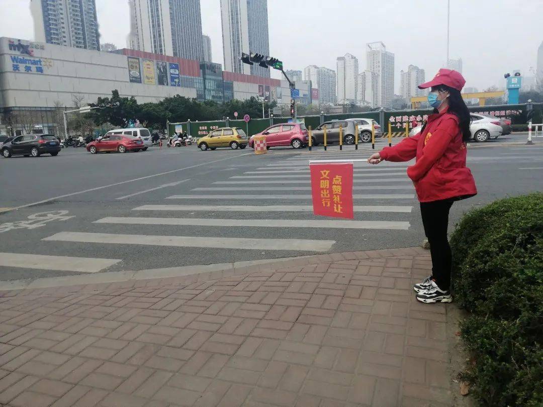 志愿服务市老年大学志愿者倡导文明出行