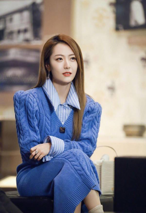 白冰不愧为"京城四美",穿针织套装清新减龄,泡泡袖却略显壮实