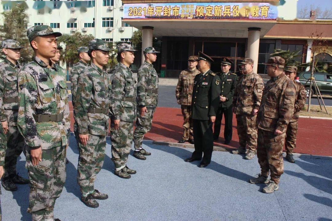 开封军分区政委刘银生检查示范区预定新兵教育工作