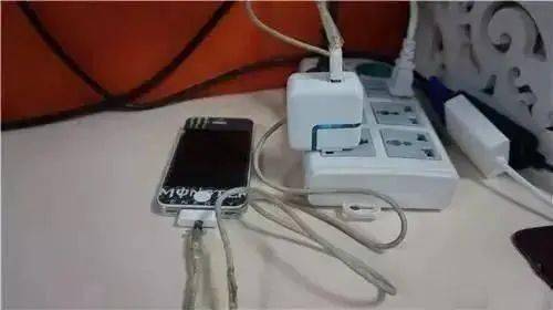 经调查,因为户主没有拔掉手机充电器,导致失火.