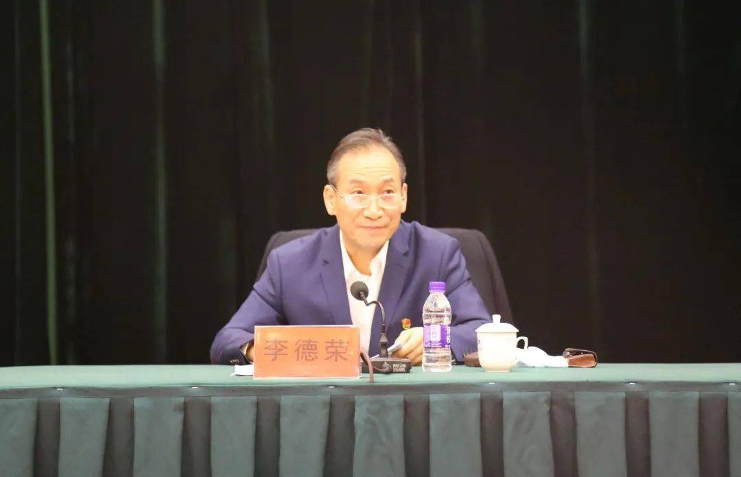 市委直属机关工委常务副书记李德荣做工作报告.