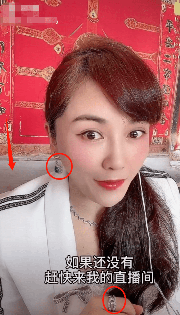 小桃红刘淼近照曝光打扮贵气认不出豪宅客厅摆雕花大梁柱