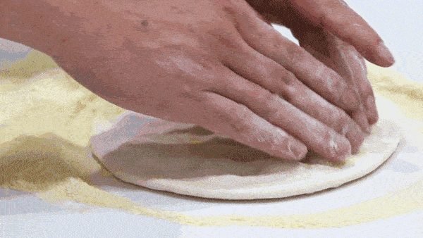 朋友聚会必点的小吃拼盘 满满的分量适合大家一起分享 炸鸡翅,洋葱圈