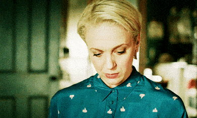 kiss是亲,ass是屁股,但kiss her ass可不是