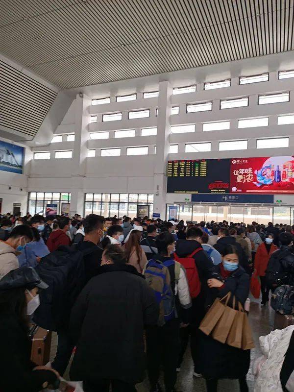 三江高铁站实拍人头攒动返工返校热潮来了