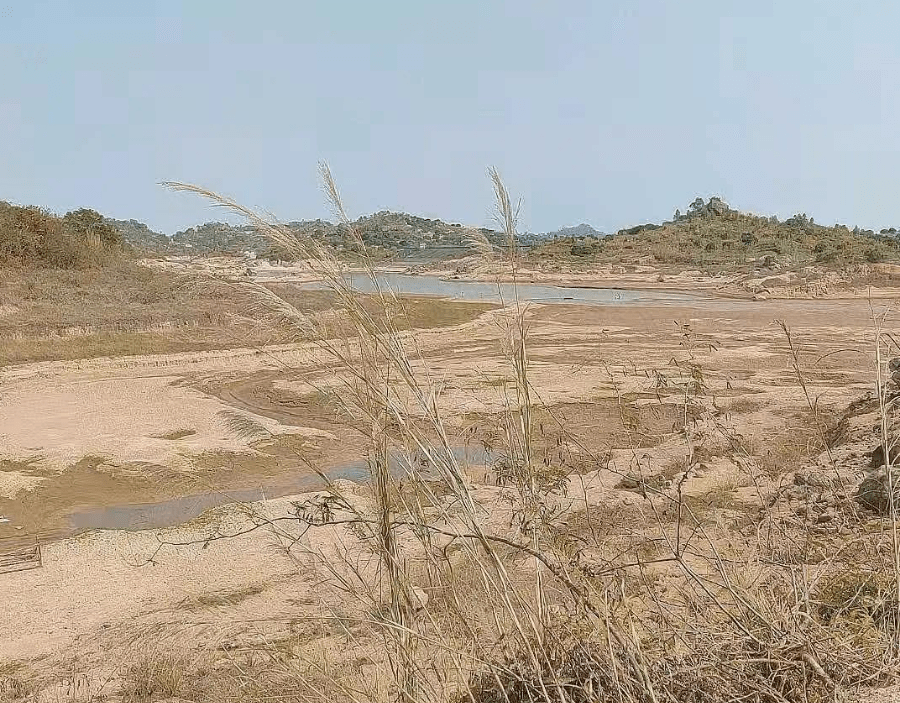触目惊心!潮汕一水库将近干涸,库底土地干旱裂开.