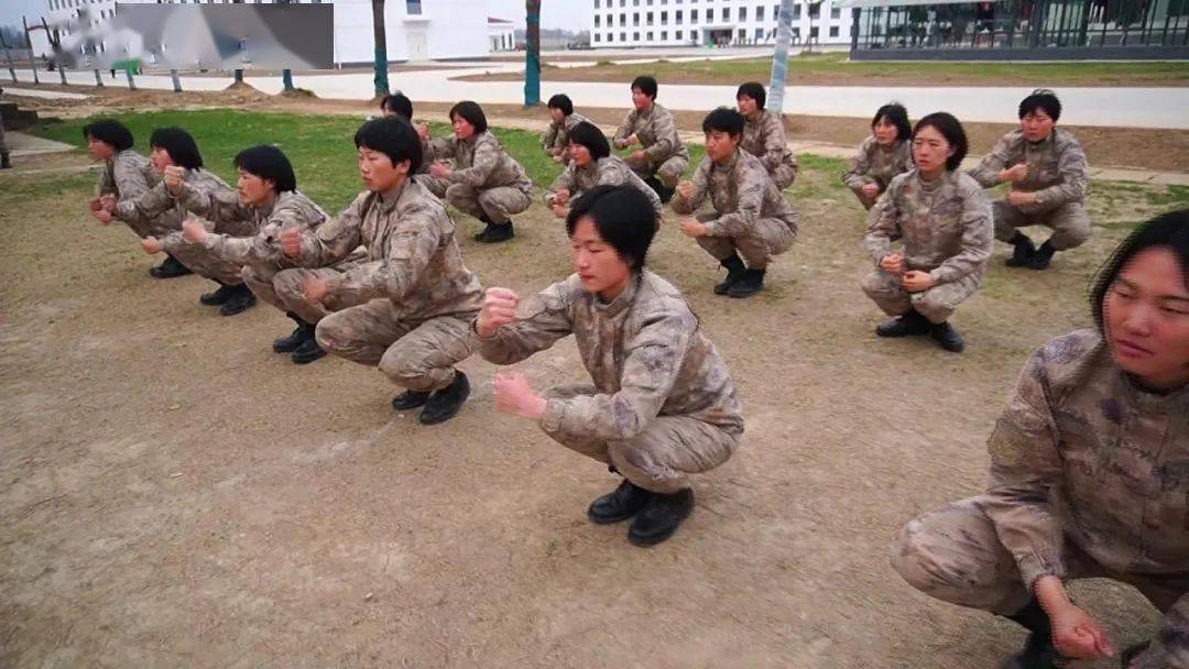 首先来认识空降兵某旅"雷神"突击队女子特战小队.