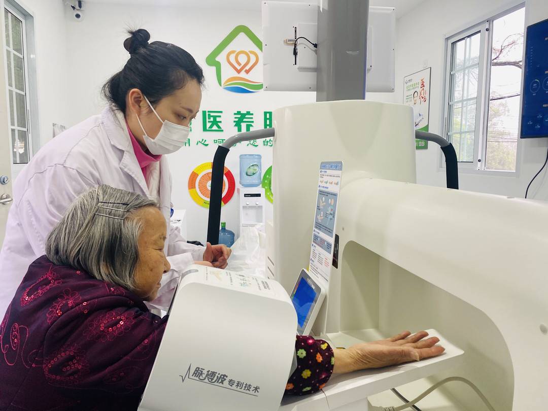 智慧医养服务站进社区三八妇女节在家门口享医疗健康服务