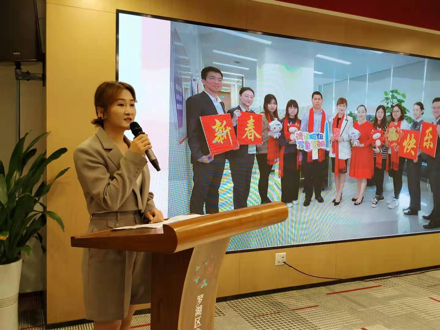 其中,区政务服务数据管理局副局长闫婷婷以"聚集'她'力量 最美巾帼红"