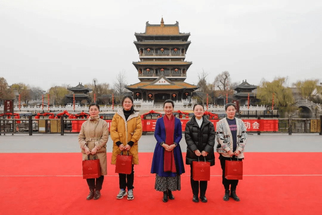 台儿庄古城党委委员,副总经理黄晓莉为运动会一等奖颁奖