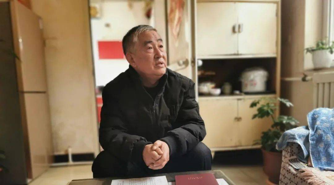 走进野川镇南杨村贾治国家,他正在检查自家屋顶上的光伏发电板和线路