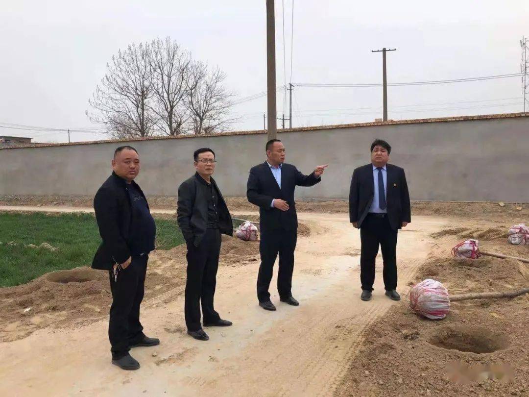 后勤保障活动现场县林业局局长张明亮,水保移民中心主任郑建兴和秦东