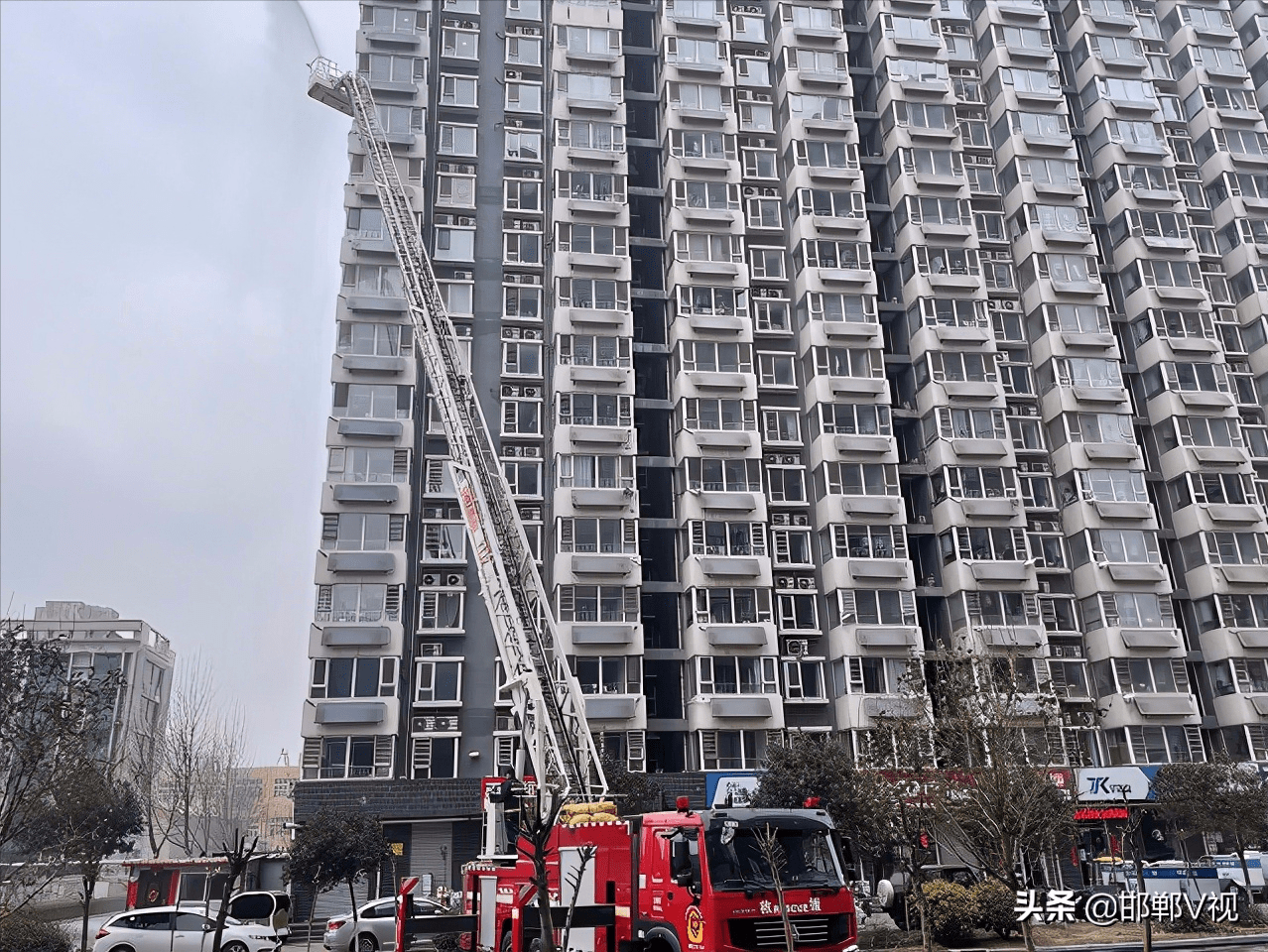复兴区消防救援大队深入辖区高层建筑场所开展熟悉演练工作