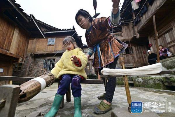 2021年3月13日,在贵州省从江县高增乡占里村,一名侗族妇女在指导自己