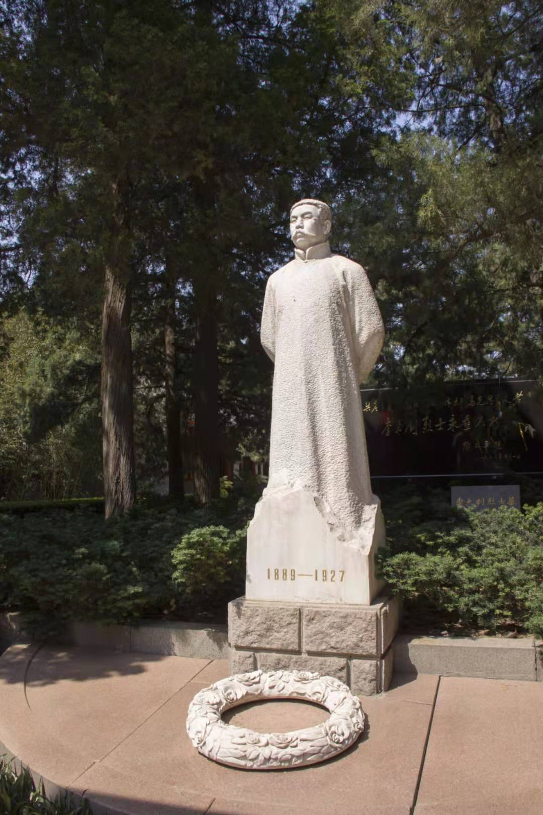 李大钊革命烈士玻璃钢群雕塑 来自搜狐网
