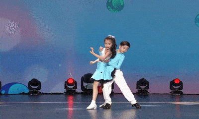 看了吴尊女儿和国王的合影,才发现自律和他律的孩子真的不一样