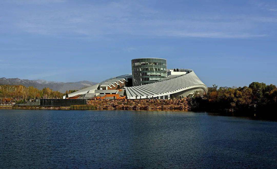 临汾市图书馆,坐落于山西省临汾市汾河公园内.