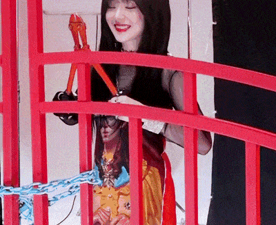 搞笑GIF:我的快递终于到了!