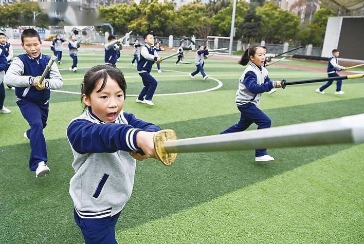 成都一小学体育课教五行刀法