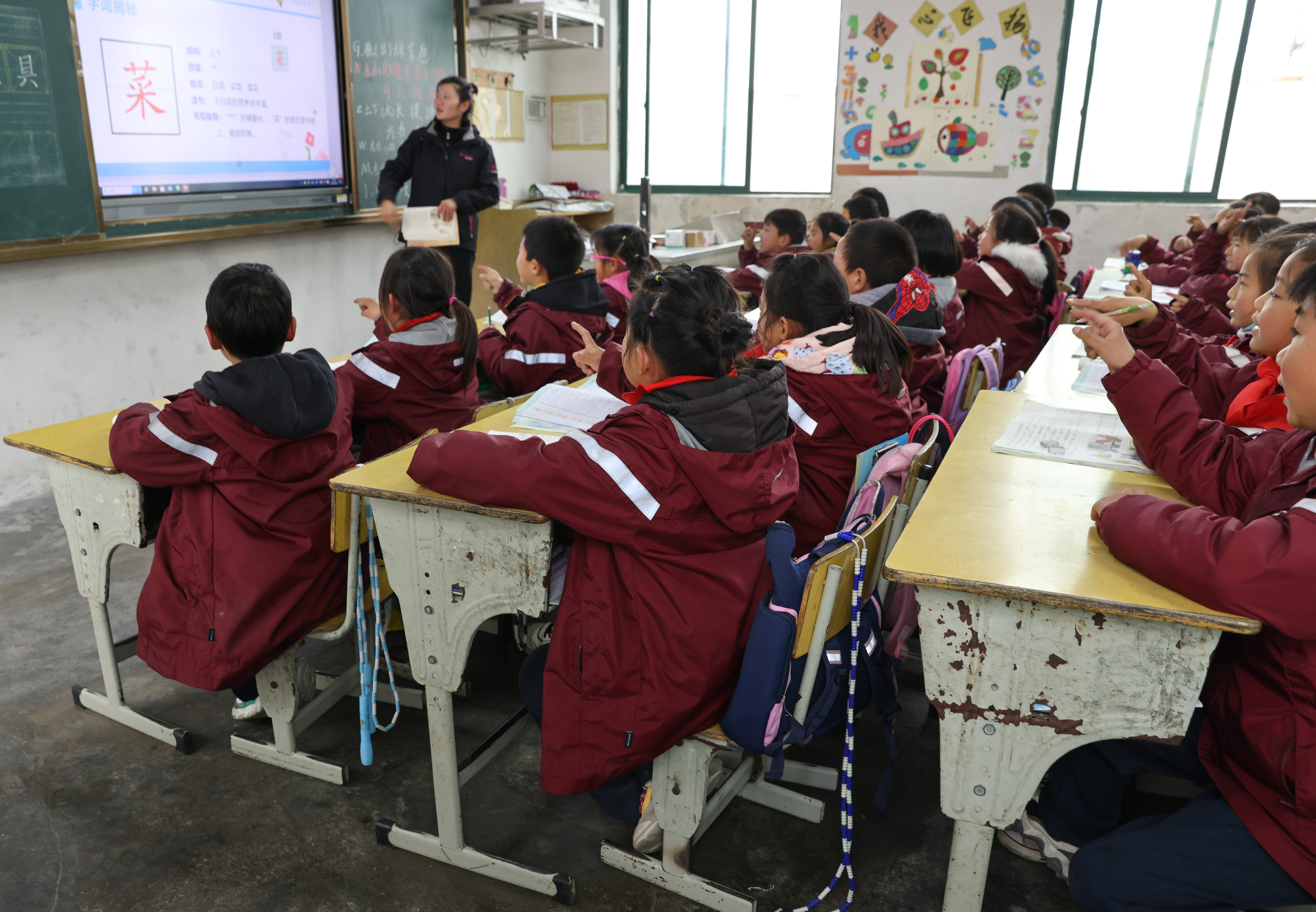 骑路小学二年级学生在教室上课,跳绳挂在他们的座椅背上(3月9日摄.