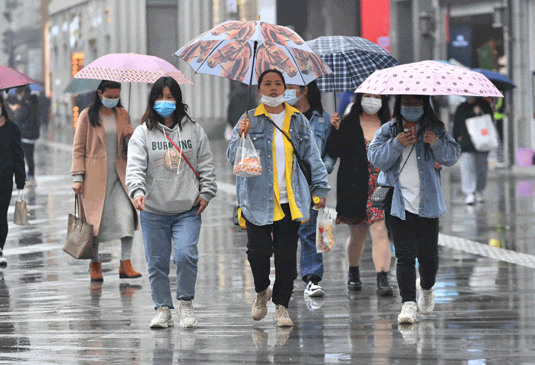 大衣,毛衣,薄外套…… 风格各不相同 今天 你感受到冷空气的威力了吗