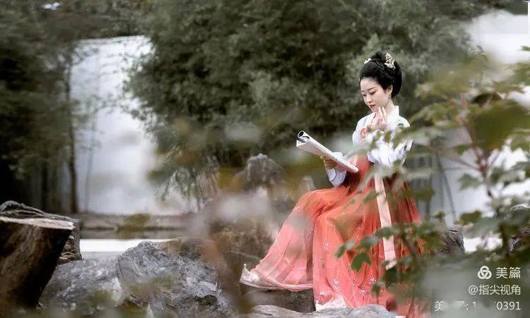 云想衣裳花想容,春风拂槛露华浓