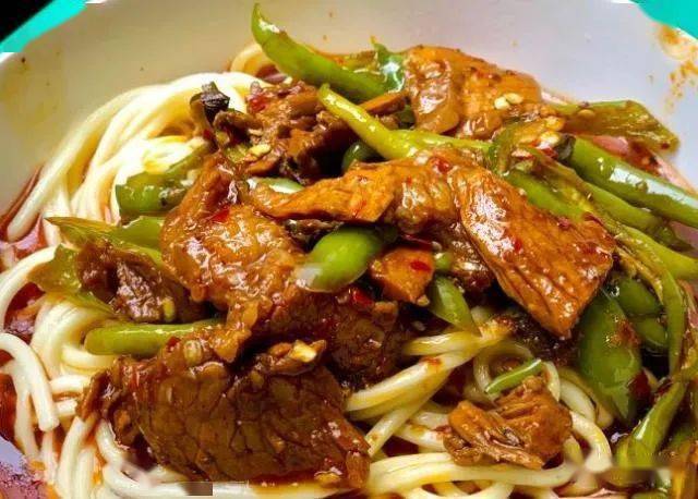 这家主打干拌面,其中最有名的是它的「干拌回锅肉面,熟悉的人亲切的
