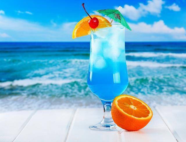 库拉索利口酒 | 杯中的加勒比海,鸡尾酒的最佳拍档