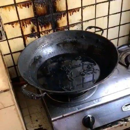 广东松山湖:3月10日,厨房煮东西锅烧焦.