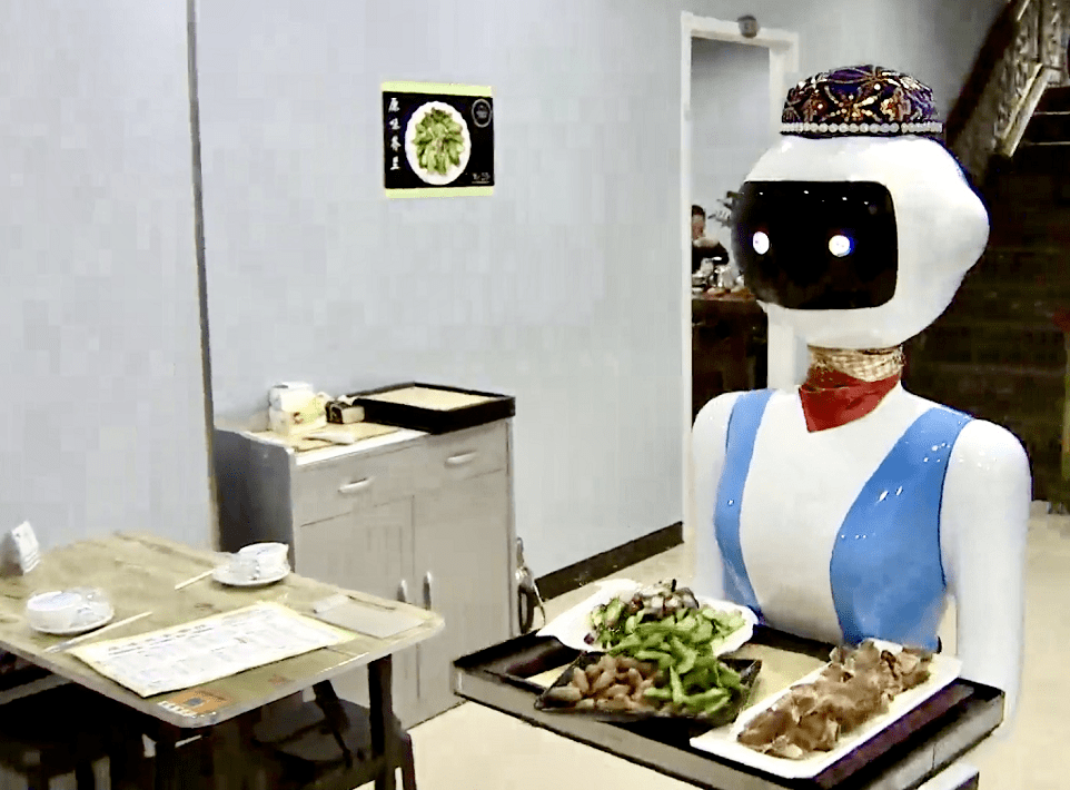 勤快又可爱上菜机器人亮相新区据说还能陪聊天