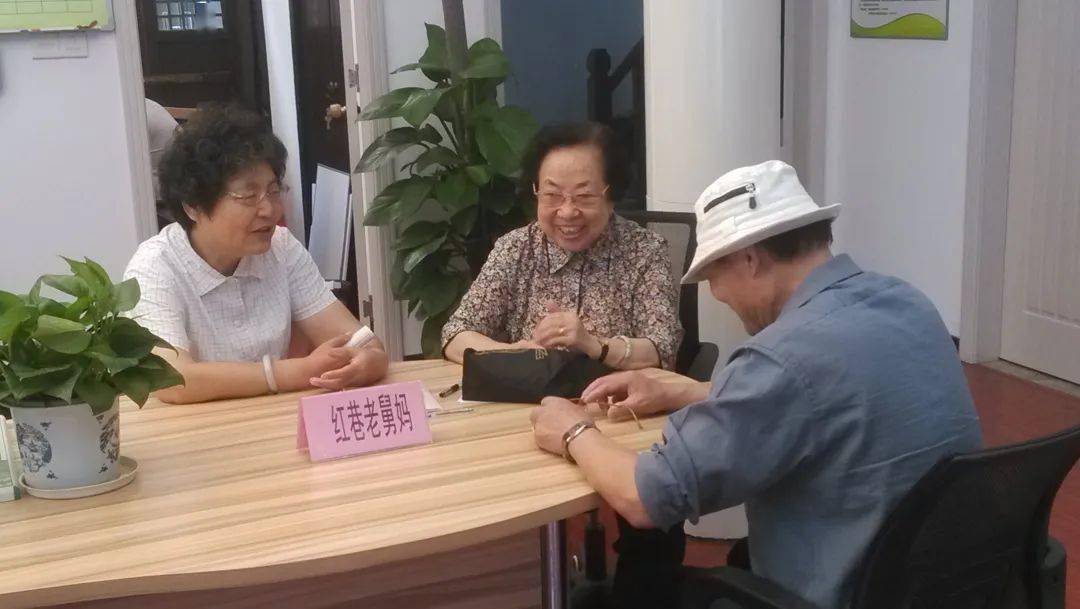 曲鸿秀(左一)参加支部活动曲鸿秀寄语我从抗日战争,解放战争,朝鲜
