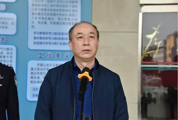 仪式上,副局长闫金福代表专案组简要介绍了案件侦破和抓捕情况.