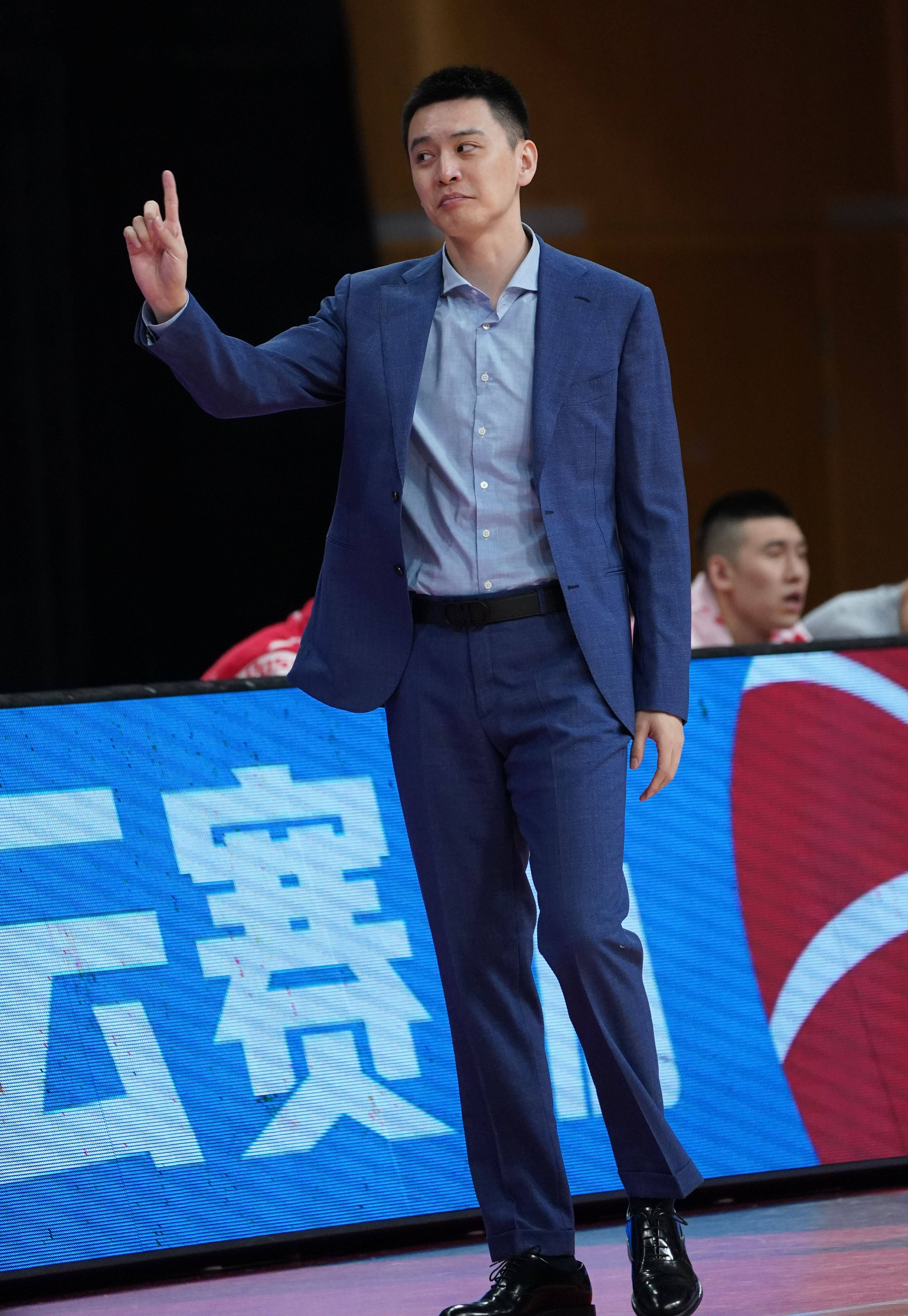 3月26日,辽宁本钢队主教练杨鸣在比赛中质疑裁判判罚.