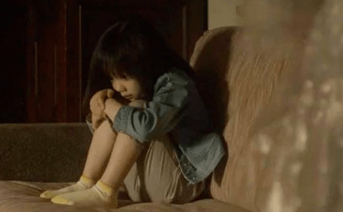 温州7岁小女孩沦为妈妈的发泄工具!作业做不好就被拳打脚踢!