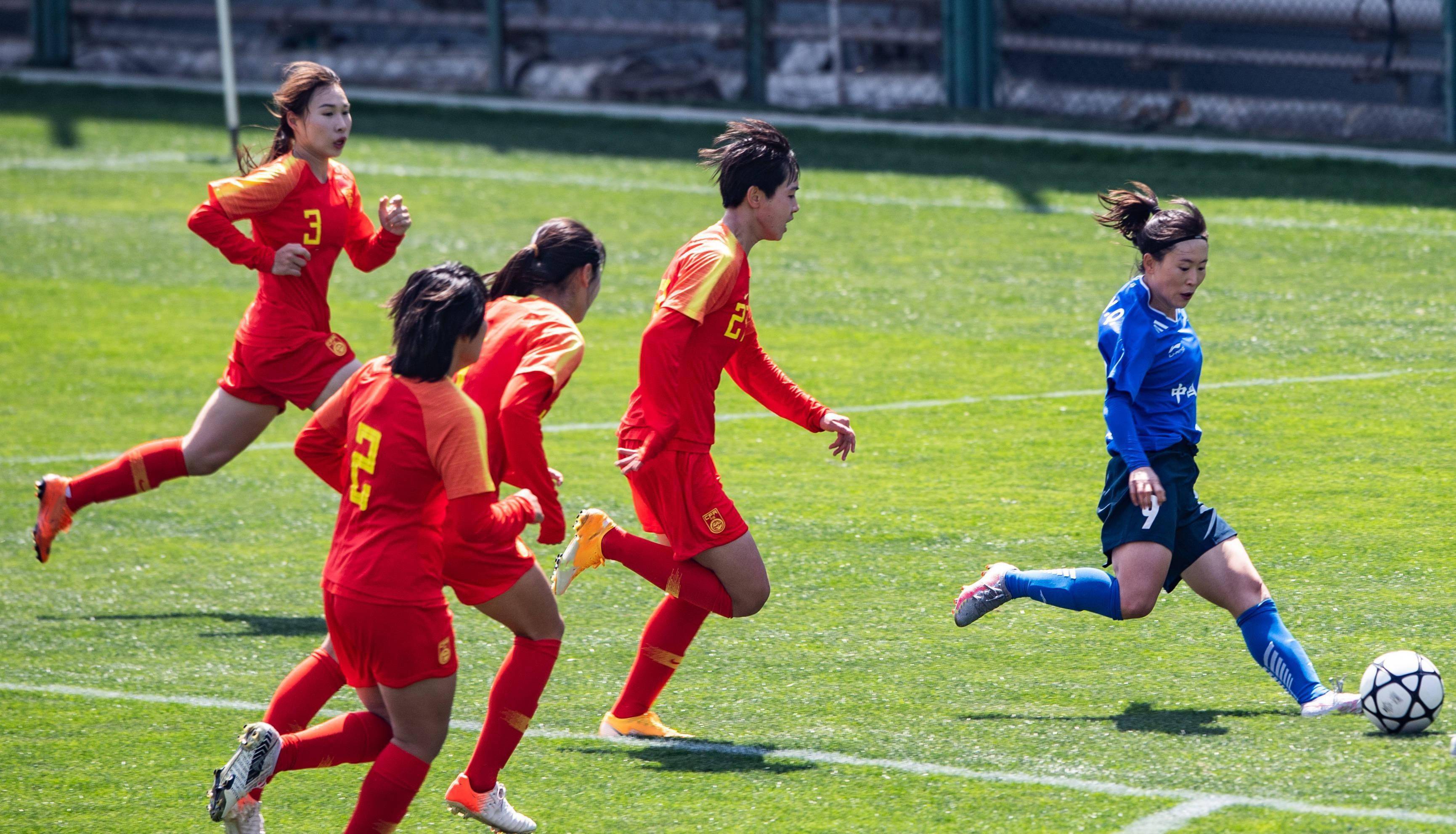 3月27日,武汉车谷江大队球员刘艳秋(右一)在比赛中射门.