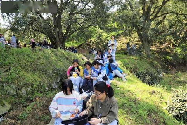 用坚韧传承红色基因用意志谱写胜利篇章诸暨市学勉中学举行第七届远足