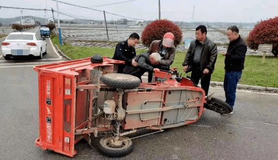 喻斌2人正在巡查,行至双大路附近时,遇到一起车祸,一辆电动三轮车侧翻