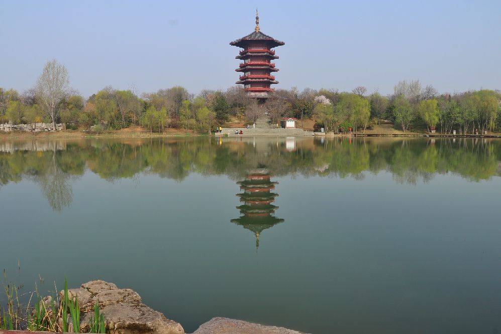 白浪河湿地公园那座塔,春水倒影,特有灵性